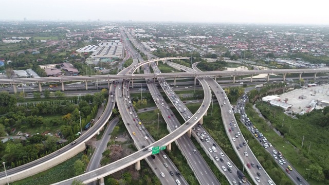 城市交通枢纽道路有轿车和卡车移动视频素材