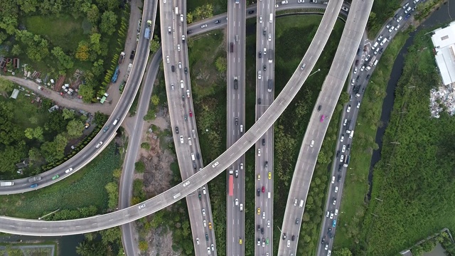 城市交通枢纽道路有轿车和卡车移动视频素材