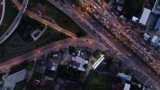 鸟瞰图曼谷市内交通道路在夜间与车辆灯光视频素材