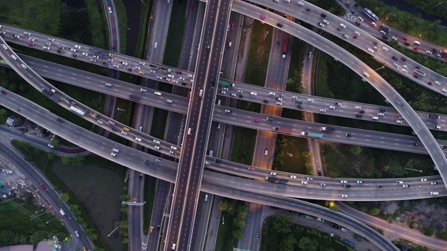 鸟瞰图曼谷市内交通道路在夜间与车辆灯光视频素材