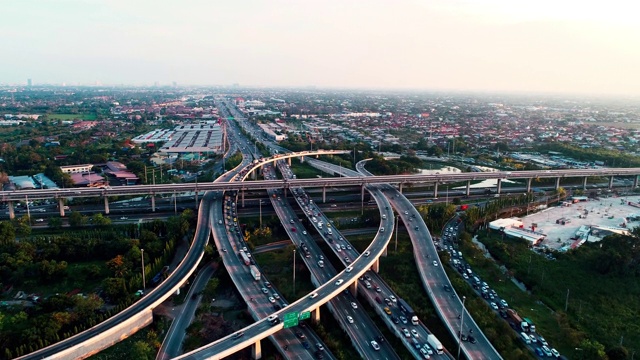 城市交通枢纽道路有轿车和卡车移动视频素材