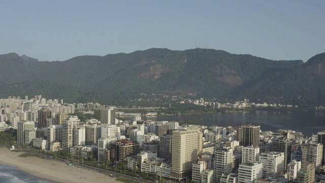 从空中俯瞰巴西的里约热内卢和拉戈阿视频素材