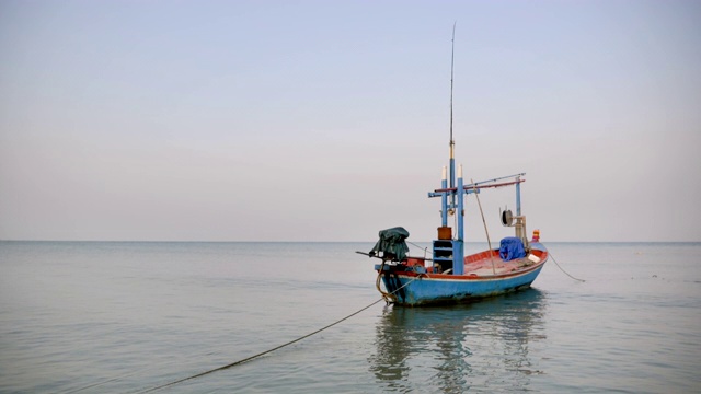 场景慢镜头泰国传统长尾渔船在热带海洋美丽的海滩视频素材