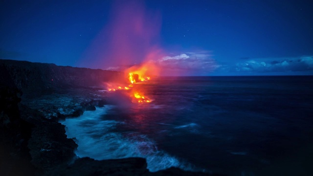 夜间，火山熔岩燃烧着，从海洋悬崖流入海洋视频素材