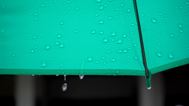 雨瓢泼地打在伞上视频素材