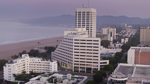 新冠肺炎封锁期间，圣塔莫尼卡太平洋海岸公路和海洋大道空无一人视频素材