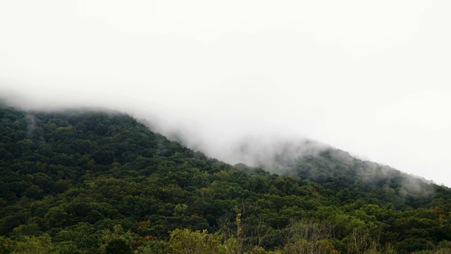 时间流逝烟山雾视频素材