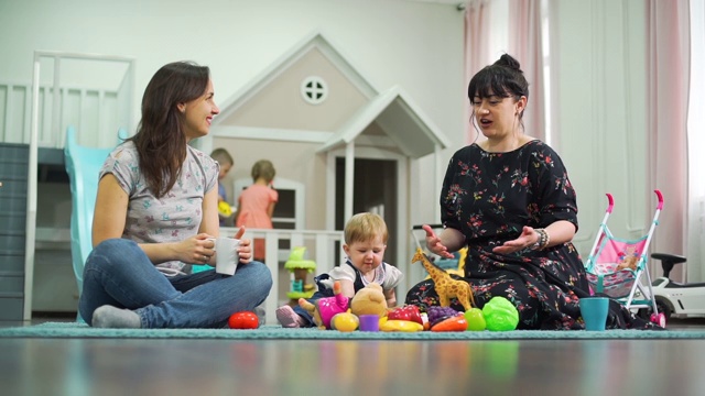 孩子在室内玩的时候女人在聊天视频素材