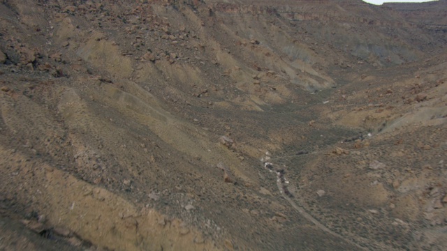 鸟瞰图的岩石和悬崖蓝城堡峡谷在埃默里县，美国犹他州。视频素材