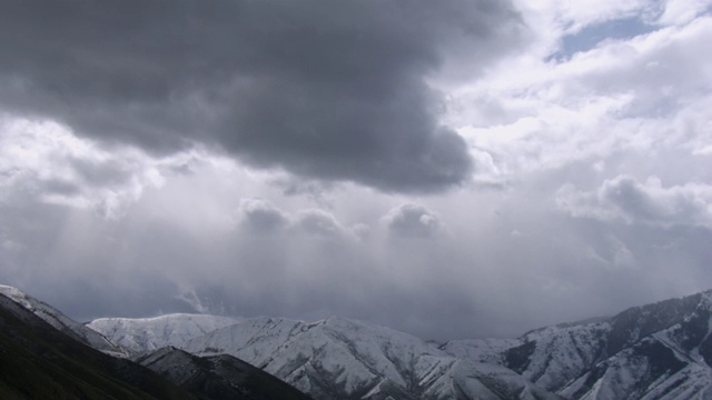 鸟瞰图的雪顶奥基尔山在云，犹他州县，犹他州，美国。视频素材