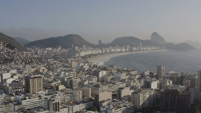 空中拍摄，里约热内卢市和科帕卡巴纳海滩的晨景视频素材