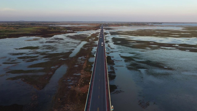 高速公路通过平原的水边鸟瞰图视频素材