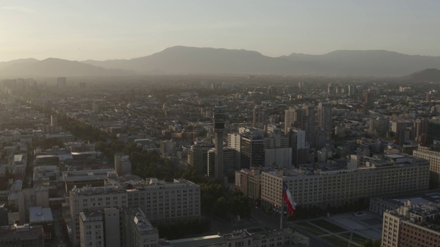 6月25日，智利首都圣地亚哥，鸟瞰历史悠久的智利市中心Palacio la Moneda，智利国旗飘扬视频素材