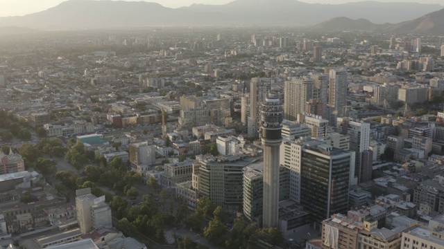 6月25日，智利圣地亚哥，智利历史中心和Entel塔的鸟瞰图视频素材