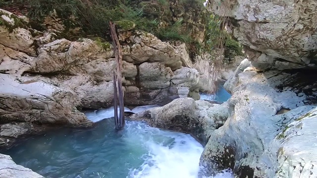 美丽的彩色景观山瀑布与湖泊与绿松石水。视频素材