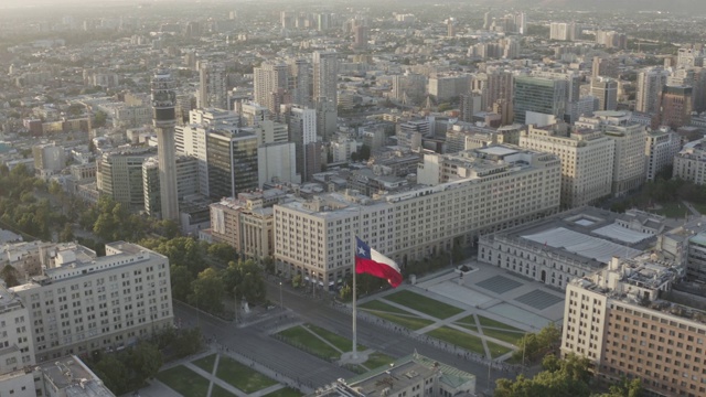 6月25日，智利首都圣地亚哥，鸟瞰历史悠久的智利市中心Palacio la Moneda，智利国旗飘扬视频素材