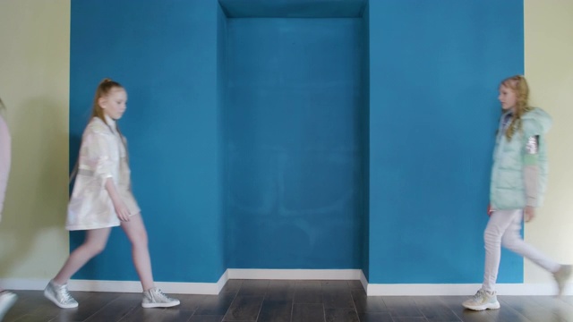 一群美丽的少女走在t台上视频素材画面4