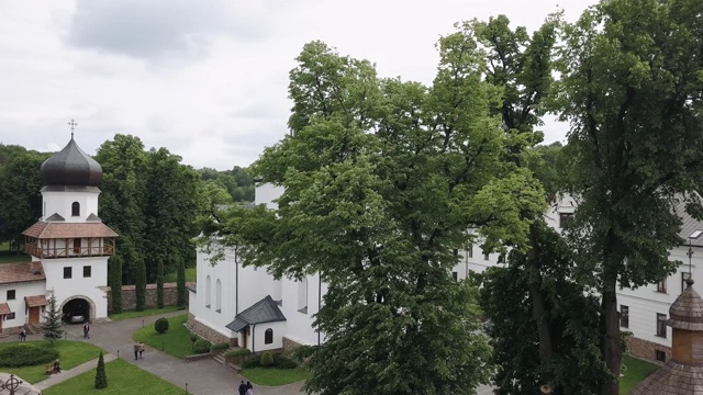 从四轴飞行器上鸟瞰Krehiv修道院。利沃夫，卓夫克瓦地区，加里chyna，乌克兰视频素材