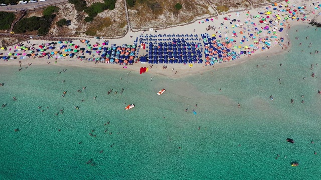 令人惊叹的Pelosa海滩鸟瞰图(Spiaggia Della Pelosa)。Stintino,撒丁岛,意大利。意大利撒丁岛的拉佩罗萨海滩。拉佩罗萨海滩，可能是意大利撒丁岛最美丽的海滩视频素材