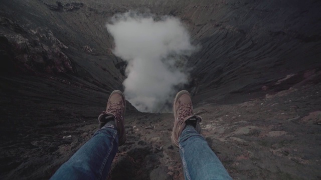 在布罗莫火山口火山悬挂的腿视频下载