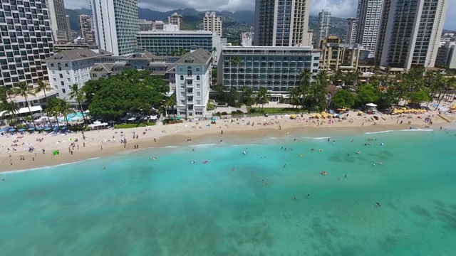 冲浪者和酒店怀基基海滩檀香山瓦胡岛夏威夷无人机视频视频素材