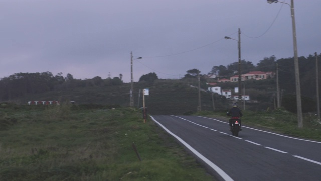 骑摩托车的人在乡村公路上骑着经典的摩托车视频素材