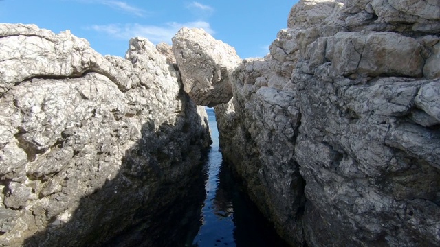 希腊喀帕索斯岛海湾的岩层视频素材