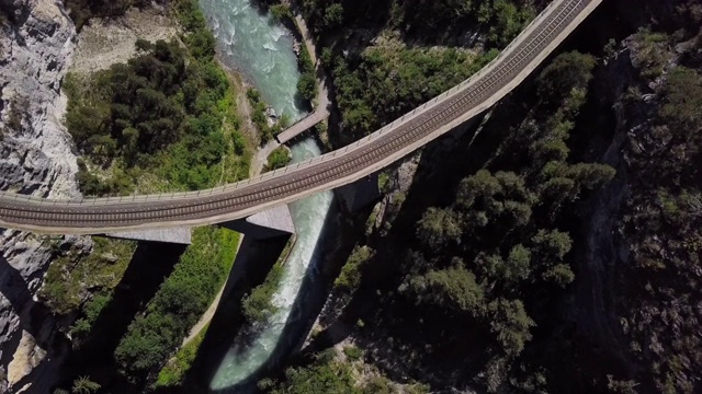 著名的Landwasser高架桥(Landwasserviadukt)空中全景图，格劳宾登，瑞士。视频素材