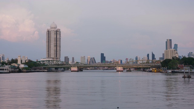 泰国曼谷，湄南河和纪念桥的背景视频素材