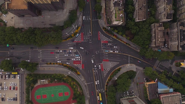 日落时分长沙市市中心繁忙的交通街道十字路口高空俯仰全景4k中国视频素材