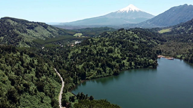 智利南部的奥索尔诺火山和帕塔斯湖视频素材