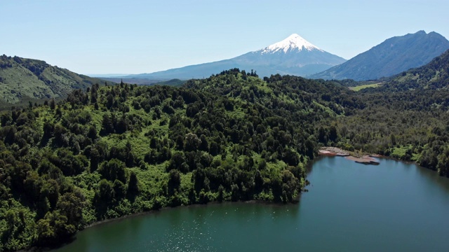 智利南部的奥索尔诺火山和帕塔斯湖视频素材