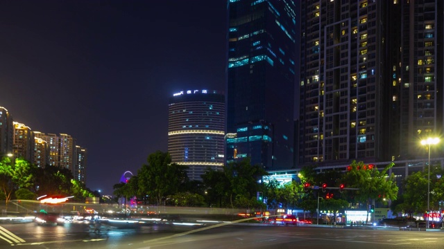 夜景时间照亮了广州市中心繁忙的交通街道，时间推移全景4k中国视频素材