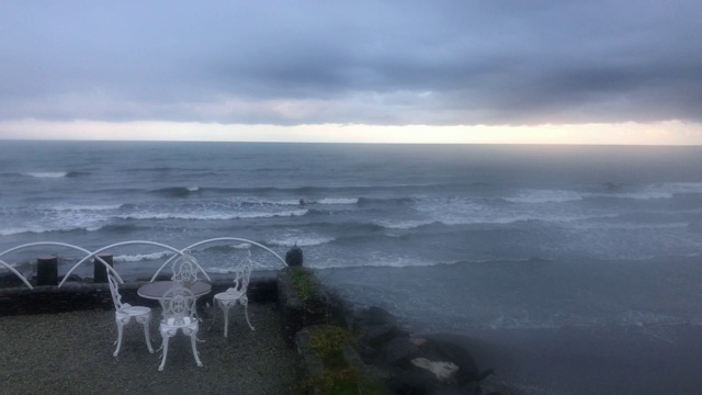 在伊朗里海附近的一家餐馆外面视频素材