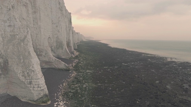 七姐妹悬崖，一个著名的英国和英国风景日落，南唐斯国家公园。空中无人机视图视频素材