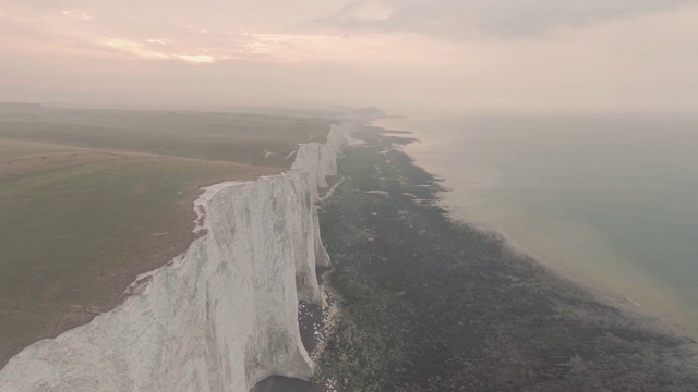 日落时分，英国南唐斯国家公园的七姐妹悬崖。空中无人机视图视频素材