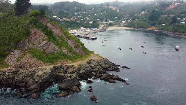 海湾渔村鸟瞰图视频素材