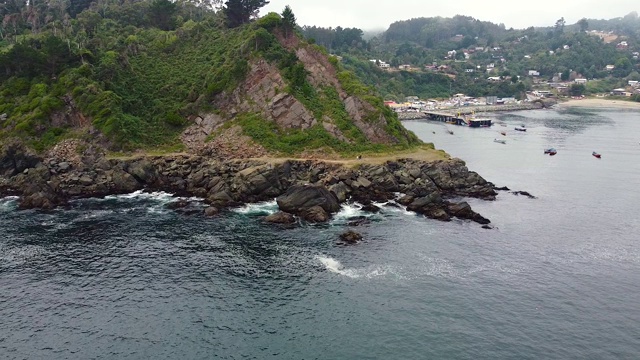 海湾渔村鸟瞰图视频素材