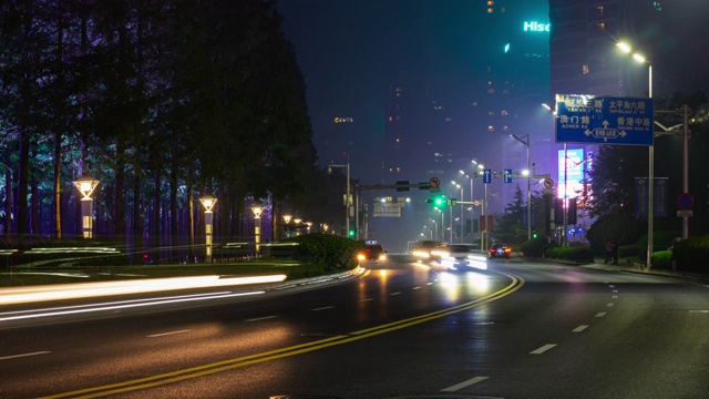 青岛城市夜晚灯火通明，繁忙的交通街道道路全景时间流逝4k中国视频素材