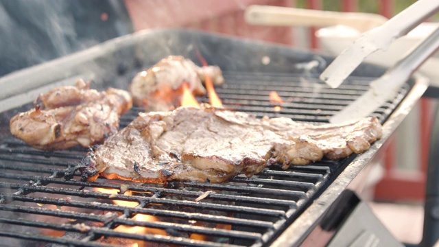 特写肉牛排鸡肉烤架视频素材