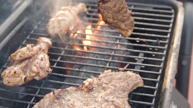 特写肉牛排鸡肉烤架视频素材