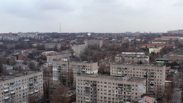 城市鸟瞰从无人机在城市屋顶庭院。冬天的城市背景。视频素材