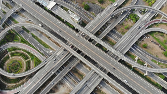 城市交通枢纽道路有轿车和卡车移动视频素材