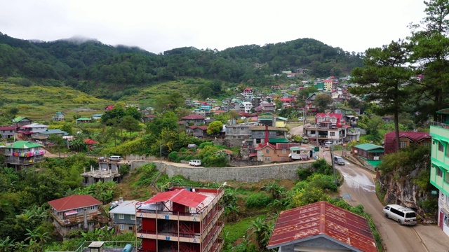 鸟瞰萨加达镇，位于菲律宾多山的省份。城市位于森林覆盖的山谷之中视频素材