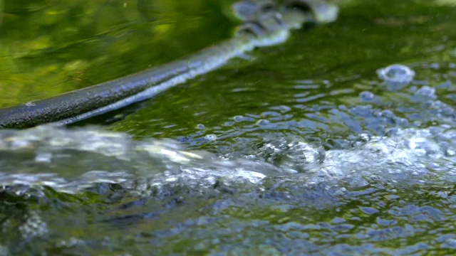 池塘里的流水以慢镜头180帧/秒的速度流淌视频素材