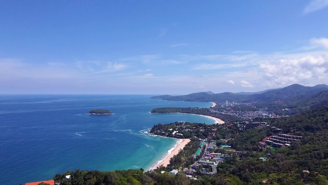 鸟瞰图的卡伦海滩，卡塔海滩和卡塔诺伊在普吉岛，泰国。从高处看，美丽的碧海蓝天。视频素材