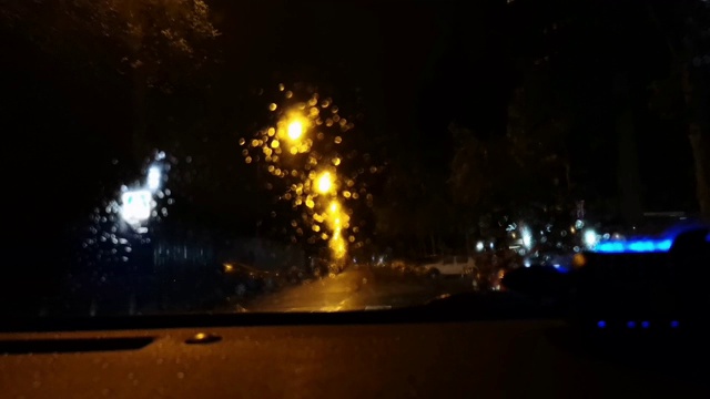 来自马德里市的警察，在雨天在城市的街道上巡逻视频素材