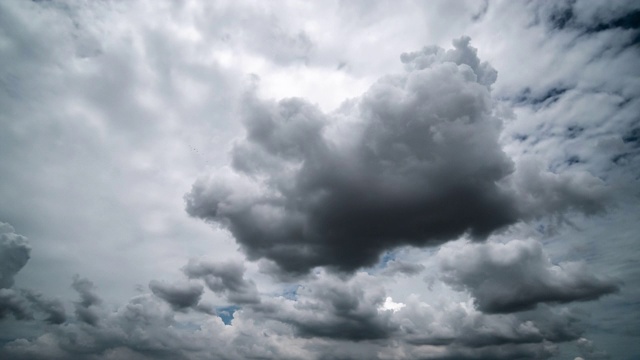 时间流逝，黑云背景，雷暴前的黑云。视频素材