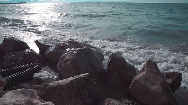 海浪在岸边，海滩。被冲上岸的水和泡沫与沙子。夏天的概念。视频素材