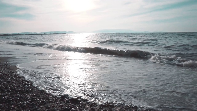 海浪在岸边，海滩。被冲上岸的水和泡沫与沙子。夏天的概念。视频素材